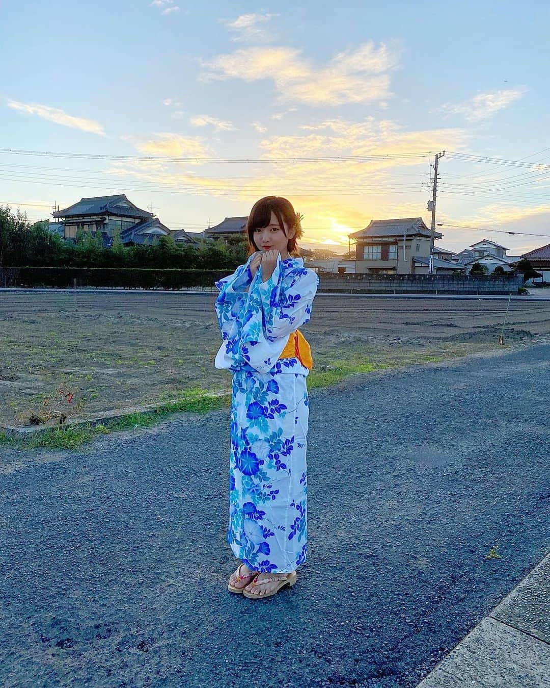 香月杏珠さんのインスタグラム写真 - (香月杏珠Instagram)「・ ・ ・  今年の夏は沢山浴衣着ました👘𓂃 𓈒𓏸𑁍‬  ぜーんぶ活動関係やお仕事だけど😂笑  通販用のチェキに浴衣きたり、 ライブの物販で浴衣きたり、 この前の撮影で二種類も浴衣着ました😳！  しかもこの浴衣でDVD撮影のシチュエーションで花火もしたよ🎇🎇  だから12月発売の新作では少し遅れた私との夏を過ごせるよ🎐𓈒 𓂂𓏸  まだ花火してる写真とか、もう1着の浴衣のオフショもあるからまたあげるね‪ 𓈒𓏸   #グラビア  #グラビアアイドル  #浴衣  #浴衣女子   #お仕事で春夏秋冬を楽しむことが多いです  #みんなは夏らしいことした？」10月7日 19時31分 - anjyu_neko