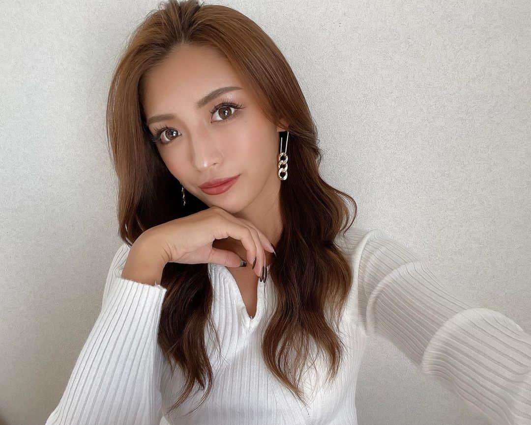 MIWAさんのインスタグラム写真 - (MIWAInstagram)「#me ...🤞🏽💋 ㅤㅤㅤㅤㅤㅤㅤㅤㅤㅤㅤㅤㅤ ㅤㅤㅤㅤㅤㅤㅤㅤㅤㅤㅤㅤㅤ 久々にカラコン変えたけど 雰囲気変わるな~！natural‎𖧧˒˒ ㅤㅤㅤㅤㅤㅤㅤㅤㅤㅤㅤㅤㅤ アクセはゴールド派で最近 新しいピアスゲットした♥️ 重みあってお気に入り/// ㅤㅤㅤㅤㅤㅤㅤㅤㅤㅤㅤㅤㅤ ㅤㅤㅤㅤㅤㅤㅤㅤㅤㅤㅤㅤㅤ コーデもタグつけしてるよん🏷 ㅤㅤㅤㅤㅤㅤㅤㅤㅤㅤㅤㅤㅤ  #ゴールドアクセサリー #accessory#selfie#ootd #カラコン#マツエク#メイク #naturalmakeup#natural #キャンディーマジック#レザースカート #セレクトショップ#モノトーンコーデ」10月7日 19時34分 - miwa.matsuhashi