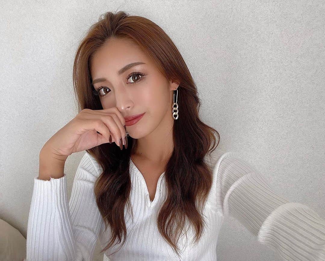 MIWAのインスタグラム：「#me ...🤞🏽💋 ㅤㅤㅤㅤㅤㅤㅤㅤㅤㅤㅤㅤㅤ ㅤㅤㅤㅤㅤㅤㅤㅤㅤㅤㅤㅤㅤ 久々にカラコン変えたけど 雰囲気変わるな~！natural‎𖧧˒˒ ㅤㅤㅤㅤㅤㅤㅤㅤㅤㅤㅤㅤㅤ アクセはゴールド派で最近 新しいピアスゲットした♥️ 重みあってお気に入り/// ㅤㅤㅤㅤㅤㅤㅤㅤㅤㅤㅤㅤㅤ ㅤㅤㅤㅤㅤㅤㅤㅤㅤㅤㅤㅤㅤ コーデもタグつけしてるよん🏷 ㅤㅤㅤㅤㅤㅤㅤㅤㅤㅤㅤㅤㅤ  #ゴールドアクセサリー #accessory#selfie#ootd #カラコン#マツエク#メイク #naturalmakeup#natural #キャンディーマジック#レザースカート #セレクトショップ#モノトーンコーデ」