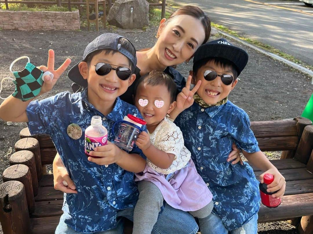 中西麻里衣のインスタグラム：「5年ぶりに富士サファリパークへ行ってきました〜🦒 息子達が絶対に喜ぶぞ😆✨と…2.5キロのじゃり道を2時間かけてガイドさんとまわりながら、キリンとライオンのエサやりができる『アドベンチャーツアー🍃』に事前に申し込み❗️ とここまでは良かったんですが… 当日ベビーカーNGを知った私🤭 👨🏻は腰痛で戦力外。。。 そして入り口から抱っこ要請の娘。 結果、母ちゃん抱っこ紐のおんぶで最後まで歩ききりました😂💪🏻 思い出写真を振り返ったら13キロ娘背負っての登り降りがしんどくて、遠い目をしてました。。。 ①は歩き切って達成感の写真 ②まだまだ元気なとき ③ライオンに🍃をどーぞしてる娘  娘はキリンがお気に入りだったので🦒の靴下を買って帰りました♡」