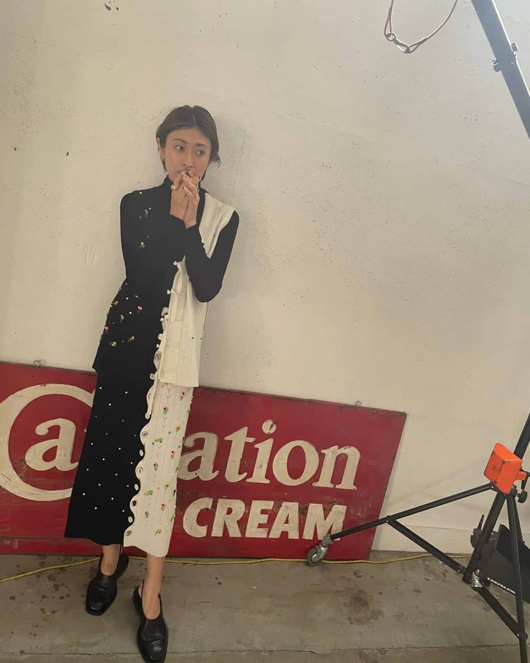 山田優さんのインスタグラム写真 - (山田優Instagram)「#ゆうのしふく  #いつかのしふく  #yusoutfit  #outfit  ニットも着れる季節になってきましたね♡♡♡ 夏が大好きだけど レイヤードで遊べる時期も お洋服が楽しくていいよね♡♡♡  @yanyanknits の小花シリーズが 好きすぎて全部欲しいぐらい😍 バイカラーもたまらん！ ボタンの止め方も😍😍😍  @jilsander のシューズもヘビロテ❗  そして、撮影で一緒だった @aiutsuno とお揃いだったリング。 @vugas_official  私は誕生石のルビーで✨  中に着た薄手のタートルは @stylings_official」10月7日 19時55分 - yu_yamada_