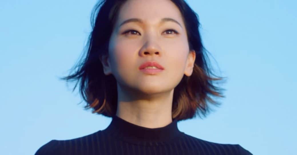 チャン・ユンジュのインスタグラム：「나를 둘러싼 시간에 대하여  한 순간, 한 걸음씩 집 안을 채우는 것.  돌아보면 서툴게 이어붙인 영화  흘려 보내거나  나만의 리듬을 타거나.  그러다 가만히 멈춰섰을 때 비로소 시간이 뭔지 알지  내 템포대로 가는 시간  Live your life at your own pace  @nylora_kr  #장윤주x나일로라 #나일로라 #nylora  Filmmaker 유킴 @youkimforever Stylist 윤애리 @aeriyun makeup 고원혜 @kowonhye hair 장혜연 @janghyeyeon_ Photographer 채대한 @daehanx」