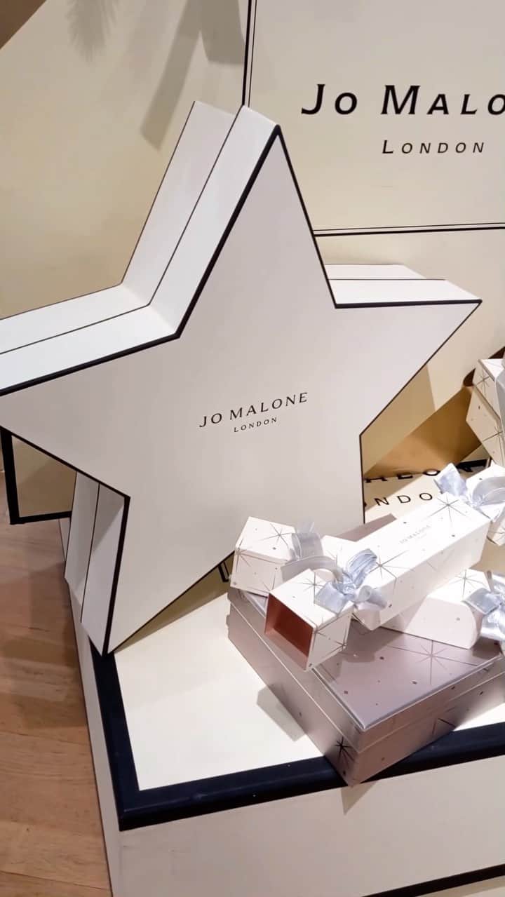 前田紀至子のインスタグラム：「今年もジョー マローン ロンドンのクリスマスコフレ・クリスマスコレクションが登場！あっという間の一年です。  今年のインスピレーション源となったのは、サン＝テグジュペリの名作「星の王子様」。それだけに煌めきとときめきがたっぷり詰まった愛らしさ数々。どれを買おうか真剣に悩んでいます。  久しぶりのオフライン発表会に大変ときめいたのでした。  #jomalonelondon #ジョーマローンロンドン #クリスマスコフレ2021」