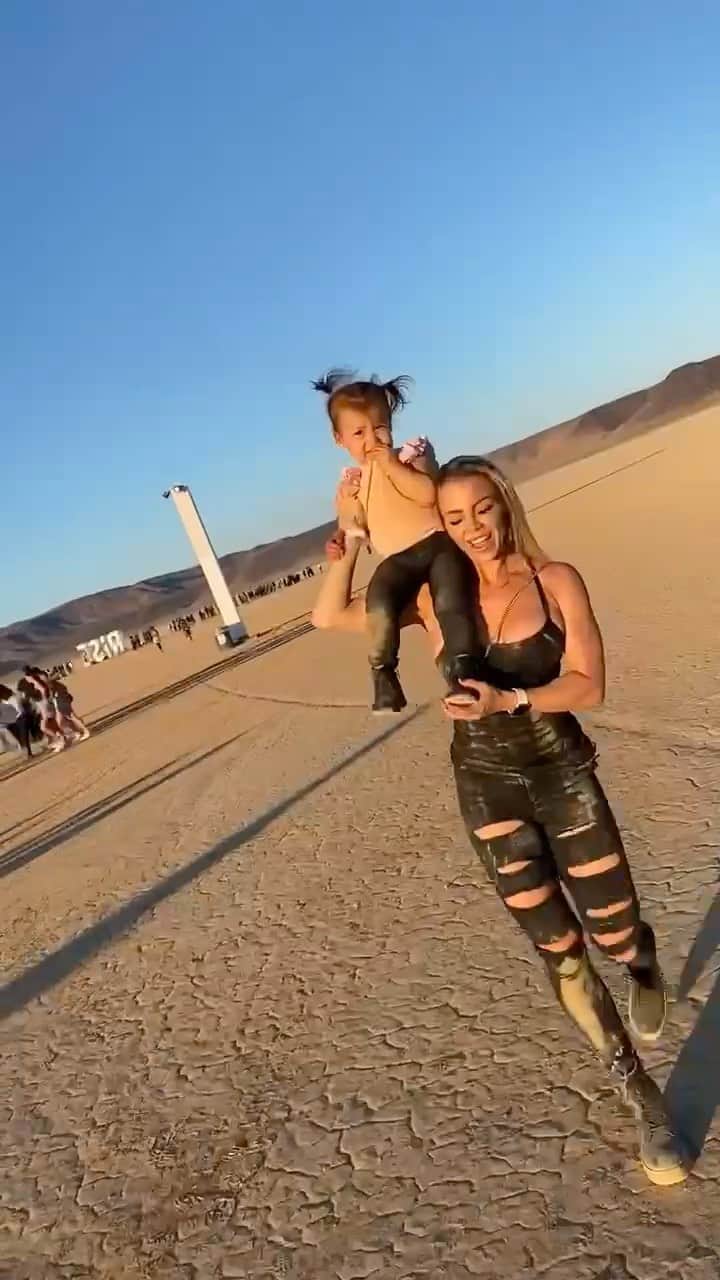 Lauren Drain Kaganのインスタグラム：「🕯Ever feel like you're alone? 🏮 When you're lost, but you're already home Lie awake 'cause you can't dream without it It's gonna be alright I'm never gonna leave your side It's gonna be alright Everybody falls down, all the way down You just gotta hold on tight You gotta get up, gotta get up Gonna make it through this time  Song: @odesza “Fall”  Draw close and hold tight the ones you love」