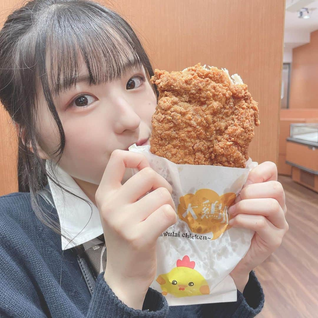 宇田川ももかのインスタグラム：「かずくんとデート企画したときに食べたやつ！！！！🍖 かずくんに撮ってもらった！ めちゃめちゃ美味しかったなあ🤤 また食べたい！！ 今度動画上がるからみてね🤭 ・ ・ #横浜中華街#食べ歩き#デート#動画#みてね#高校生#高校2年生#sjk#宇田川ももか#へんてこりーず」