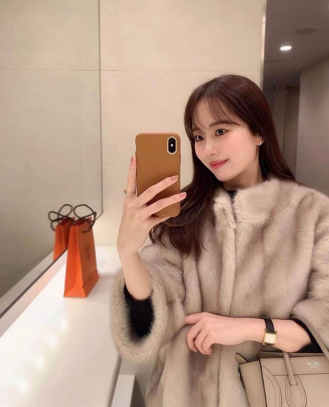 ハンナミのインスタグラム：「ストーリーにアップしましたが 昨年大人気だった フェイクファーコートも再販売が決まりました 🙊✨ 10.8(金)21:00〜受注予約startです🪡  今年はロングニットワンピースにも 合わせてみたいな〜 ..🤍」