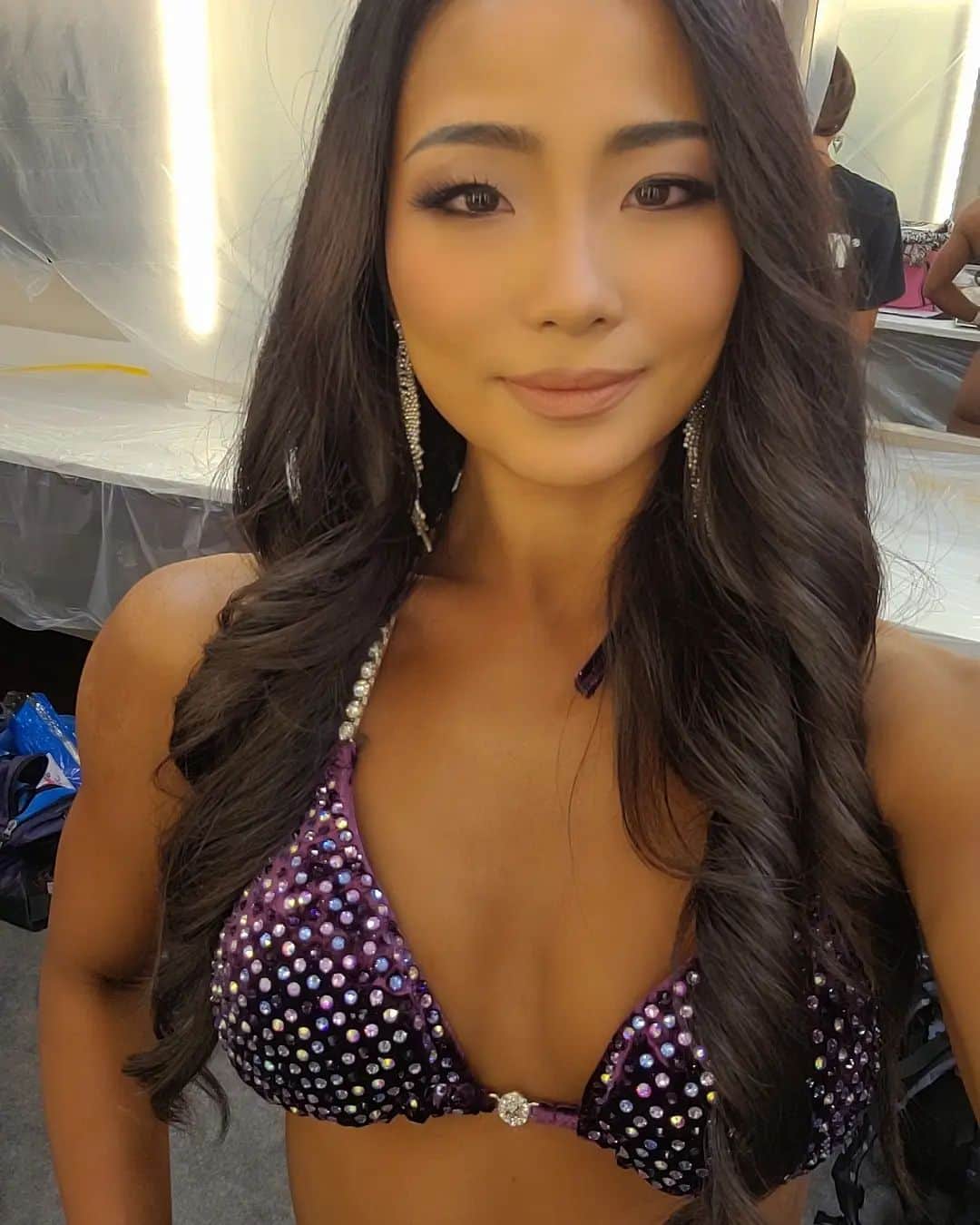 永吉令奈のインスタグラム：「初のOlympia Amateur 出場の夢は叶いましたが全く通用しませんでした😂  これが世界レベルなんだと知れて嬉しい反面、遠くに感じて虚無感に襲われそうになりましたが、  この圧倒的なハイレベルを感じるためにここに来たんだなとバックステージで強く思いました✨  ここに来た意味をこれから自分の成長をもって証明していくことが今の目標です🔥  1日経って心の整理がつきました✨  早く日本に帰りたくなったぐらいめそめそ泣いてた自分とはさっさとお別れして、、(笑)  これもまた夢だったオリンピアのプロ選手たちのステージを見て楽しんできます😆✌️  今回ほぼ日焼けせずにPROTANのカラーリングを依頼しました🎵 さすが、プロのカラーリングチームです😆 綺麗に仕上げてもらってテンションが上がりました🎵 そしてチームの女性はみんなカッコよくて、優しかった😭✨  Of course, I made a reservation for Protan team!All the women in the team are cool, beautiful and so kind! Thank you for making me shine on stage! @protan_official   ビキニはまたシーズンビキニでオーダーしました! 今回のカラーは紫💜 色々と思い入れのあるカラーです😋💜 ボトムスの着脱が楽になるようにコネクター部分が外れるようになってました! とてもお気に入りのビキニです♪ありがとうございます💜 @season_bikini.japan」