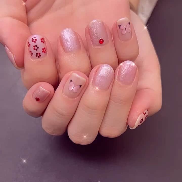尾野寺みさのインスタグラム：「⁡ ⁡ ⁡ なんと今日はSymdolickの文瀬 朱さんにネイルしてもろてました！💙✨ ⁡ 前々から対バンで会うたびにたくさんお話ししてくださって、今回私から連絡してネイルしてくださいって言ったらまさかまさか受け入れてくださってマグネットネイルまでしてくださいました！ ⁡ 憧れのマグネットネイル💅✨ ⁡ たくさんオーダー聞いて下さってお話もいっぱいできて幸せ空間でした！ ⁡ なんと帰り際に事務所の方からSymdolickさんのミュージックカードと、足の疲れとるシート(30枚入り)いただいて、なんて素敵な事務所さんや！って思いました✨ ⁡ ⁡ 文瀬 朱さん(@bun_0719) 文瀬さんのネイルアカウント(@nail_b719) ⁡ ⁡ #gelnail #ジェルネイル #ホログラム #シール #マグネットネイル #ピンクネイル #ネイル #ショートネイル #ジェルネイルデザイン #かわいいネイル #手元コーデ」