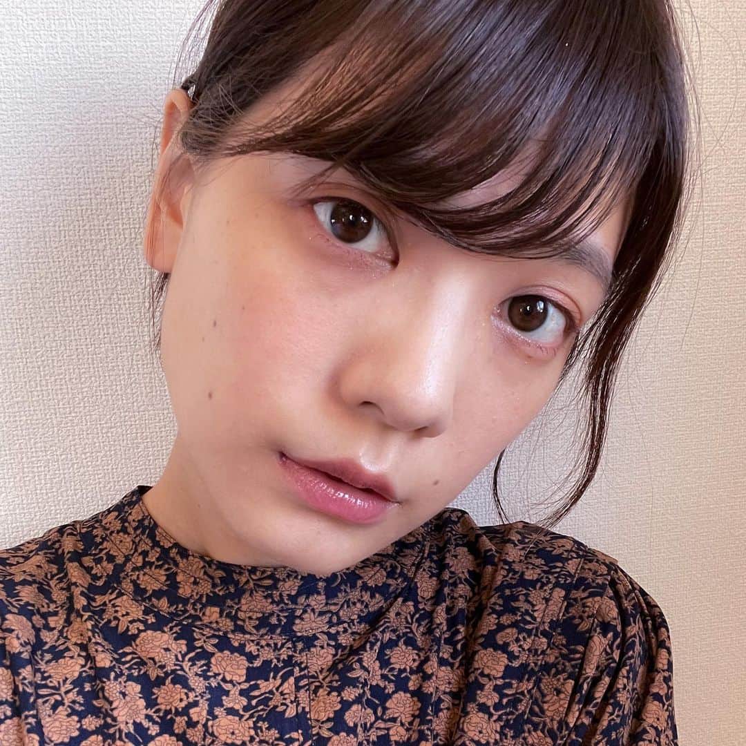 石川瑠利子のインスタグラム：「. . 最近のメイク💄 @opera_cosmetics のボルドーブラウン @lpdgem.official のアイシャドウ ガーネットにピンクブロッサム . こっくり秋メイク🍂🍂🍂 . . #instabeauty #cosme #opera #lpdgem」