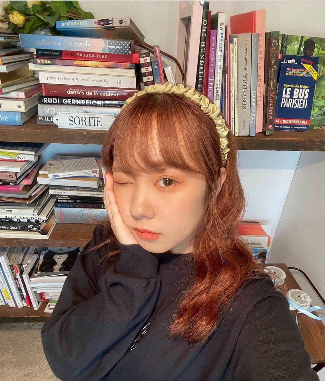 のインスタグラム：「📚💐」