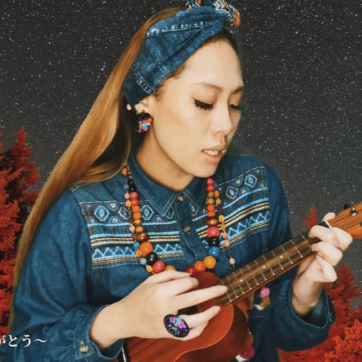 のインスタグラム：「2週間ぶっ続けでウクレレ練習して今度はオリジナル曲　提灯〜365日のありがとう〜に挑戦！この日7時間くらい何回も撮り直したから握力ゼロですが、何とか前回より少し違うワザを覚えた😊この曲は最近と言えば最近リリースしたかな。恋人達に伝えられる事は、今はお互いの物だけど過去はその人の物で奪えないし、そこに囚われていたらだめです。沢山の経験があってこそ今その人が輝いているから惹かれたんです。だから今の最高なお互いを温めあい、大切にしましょう。 今回も平和づるを紹介しているから動画プロフィールからyoutubeメティチャンネルへ観に来てねー！ 送ってくれた方に心からのrespect. もっとウクレレ上手くなってやる！！！  Metis   #ウクレレ#人生２回目の演奏#ukulele #youtube#メティチャンネル#弾き語り#指取れる#指指紋無くなる#平和づる#ありがとう#メティス#提灯#lovesong#ラブソング#オリジナル曲#オリジナル曲弾き語り」