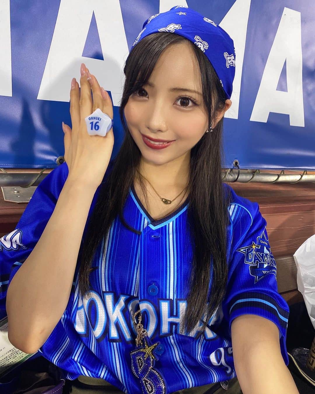 山下みちるさんのインスタグラム写真 - (山下みちるInstagram)「・ ベイスターズ戦⚓️💙  バンダナ配布の日だったので DB海賊団になりきって エスコバー投手巻きしてみました☠🖤  ベイスターズは、もちろんチーム自体も好きだけど、 とにかく熱くて愛の強い ファンの方々も素敵だなと思うんです🤭💭  来季はランダムリングたくさん集めたいなぁ🥰 ・ #野球 #プロ野球 #横浜denaベイスターズ  #ベイスターズ #ユニフォーム #横浜スタジアム #バンダナ #インスタ野球女子 #db海賊団 #baseball #instagood」10月7日 21時31分 - hello_chiruchiru