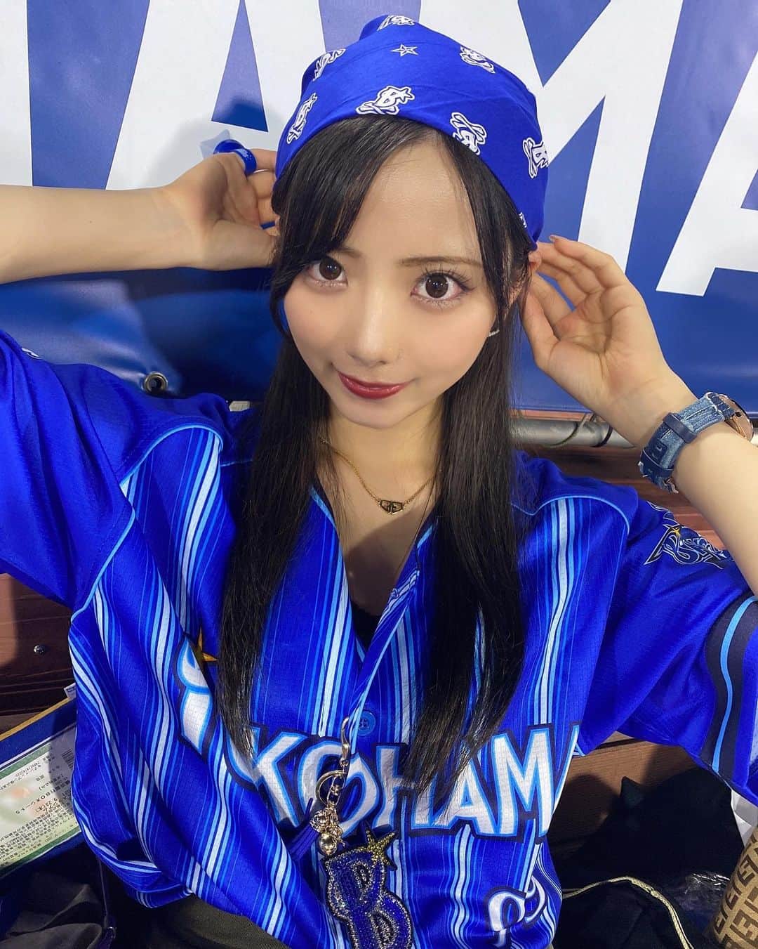 山下みちるさんのインスタグラム写真 - (山下みちるInstagram)「・ ベイスターズ戦⚓️💙  バンダナ配布の日だったので DB海賊団になりきって エスコバー投手巻きしてみました☠🖤  ベイスターズは、もちろんチーム自体も好きだけど、 とにかく熱くて愛の強い ファンの方々も素敵だなと思うんです🤭💭  来季はランダムリングたくさん集めたいなぁ🥰 ・ #野球 #プロ野球 #横浜denaベイスターズ  #ベイスターズ #ユニフォーム #横浜スタジアム #バンダナ #インスタ野球女子 #db海賊団 #baseball #instagood」10月7日 21時31分 - hello_chiruchiru