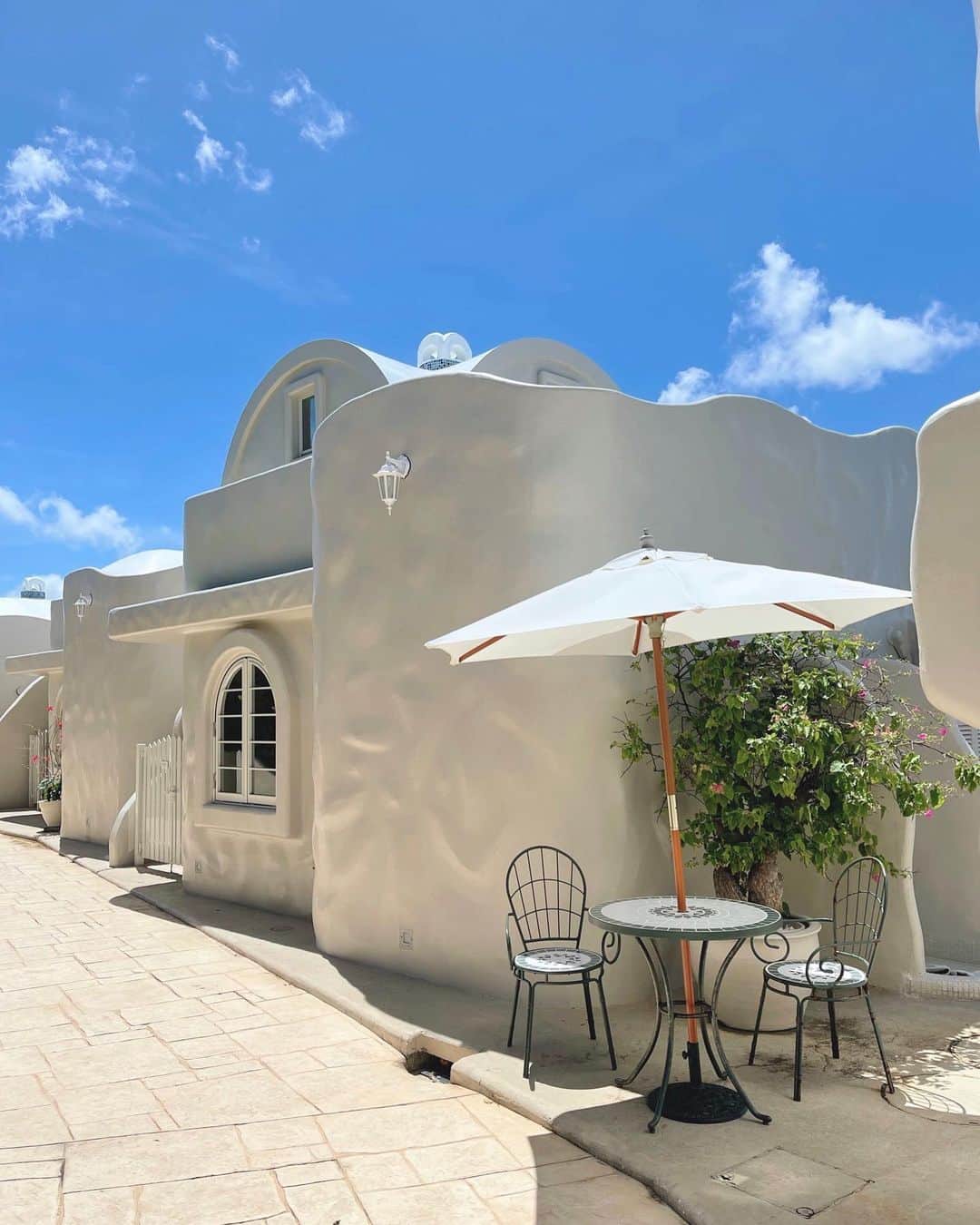 鈴木茉由のインスタグラム：「🇬🇷 古宇利島にあるヴィラ♡ まるでサントリーニ島みたいな雰囲気でとっても素敵だった😭💓💓 いつか絶対本物のサントリーニ行きます🥺✨✨✨ . #privatevillayukisuitekourijima #yukisuitekourijima #古宇利島 #沖縄 #沖縄旅行 #サントリーニ島 #ハネムーン」