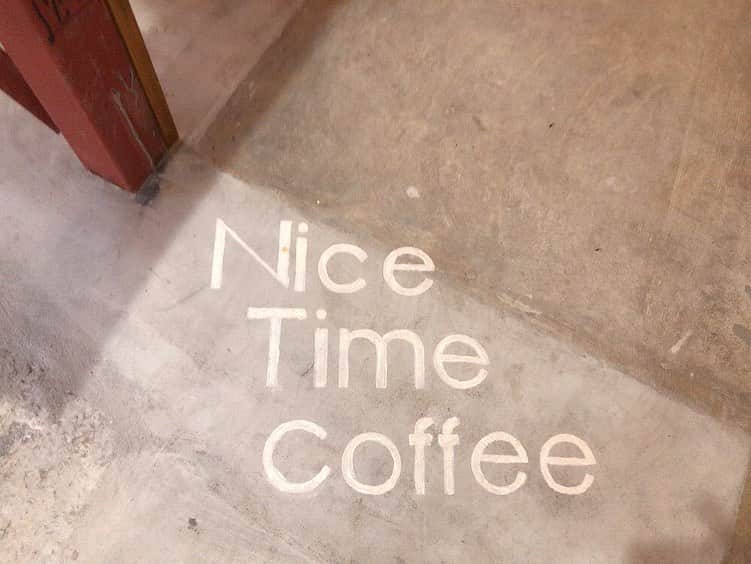 相場詩織さんのインスタグラム写真 - (相場詩織Instagram)「【秋田県秋田市 Nice Time Coffee】 ⁡ よく秋田のおすすめのカフェを聞かれるので またまた私のお気に入りのカフェを ご紹介します☕️ ⁡ "美味しいパンケーキが食べたい🥞"という リクエストをもらうと私が真っ先に案内するのが Nice Time Coffeeさん🥰 (@nice_time_coffee ) ⁡ きっかけはテレビの取材だったのですが こちらでいただいたふわっふわの リコッタチーズパンケーキの衝撃的な美味しさが 忘れられず！！！！ 取材後に大好きな後輩ちゃんを すぐに連れてきたほどです☺️ ⁡ ビターなコーヒーやスッキリしたドリンクに ちょうど合うような絶妙な甘さ加減と まるでふわっふわの雲が口の中で溶けていくような あの食感がたまらなくてランチメニューを ガッツリ頼んだ後も必ずパンケーキを 注文しちゃいます😂 ⁡ どのメニューも美味しいだけでなく 遊び心のあるお洒落な店内もとっても素敵なので 感染症対策をしっかり行って 是非お出かけください💐 ⁡ 駐車場は三井のリパークを必ずご利用下さいね🥺 ⁡ ＊写真は全て過去に撮影したものになります ⁡ ⁡ ⁡ ⁡ #秋田 #東北 #絶景 #東北PR局 #秋田カフェ  #秋田観光 #東北カフェ #カフェ巡り #あきたびじょん #アキタファン #旅行 #観光 #行くぜ東北 #explorejapan #beautifuljapan #visitjapan #akita #コーヒー #カフェラテ ⁡ ⁡ ⁡」10月7日 21時43分 - shioriaiba0801
