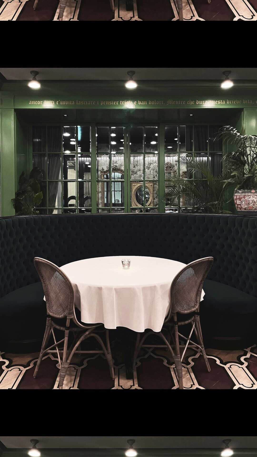 JUNNAのインスタグラム：「@gucciosteria   GUCCI Osteria da Massimo Bottura Tokyo  GUCCIが手掛けるイタリアンレストラン 「グッチ オステリア ダ マッシモ ボットゥーラ」  🇮🇹イタリアのフィレンツェ 🇺🇸アメリカ・LA ビバリーヒルズ 世界3店舗目がここ 🇯🇵日本 銀座の「グッチ並木」の最上階に！  エントランスを入って真っ先に目に飛び込むグリーンのアプローチ GUCCIデコール コレクションから取り入れたティアン プリントのウォールペーパーや 寄木のフローリングに隠されたGマーク まるでテーマパークに来たような気分で 最上階へ...  ホールのシーリングライトやテラスのフロアにはブランドを象徴するシンボルのひとつでもあるスター モチーフ  開放的なテラス  グリーンを基調にしたダイニングエリアは クリエイティブ・ディレクターの アレッサンドロ・ミケーレが収集したアンティークからインスピレーションを得たハンドペイントのウッドフローリングが印象的  廻り縁には手描きの詩が描かれ テーブルの脚は蛇や猫などのアニマルモチーフGUCCIらしい遊び心溢れるグッチ デコールのテーブルウエアも見どころ  伝統的なイタリア料理にGUCCIらしい 華やかで独創性あふれる料理の数々 お料理に合わせたプレートは食べ終わると お料理のモチーフが覗く仕掛けも...  どっぷりGUCCIの世界を堪能、圧巻⚡️  10月末のオープンに向け、まだ内装も少し変わるのだとか...それもまたとても楽しみです🐍❤️  #GucciOsteria#Gucci#銀座#グッチ#グッチオステリア #GucciOsteriadaMassimoBotturaTokyo#東京 #東京グルメ#vlog #YouTube」