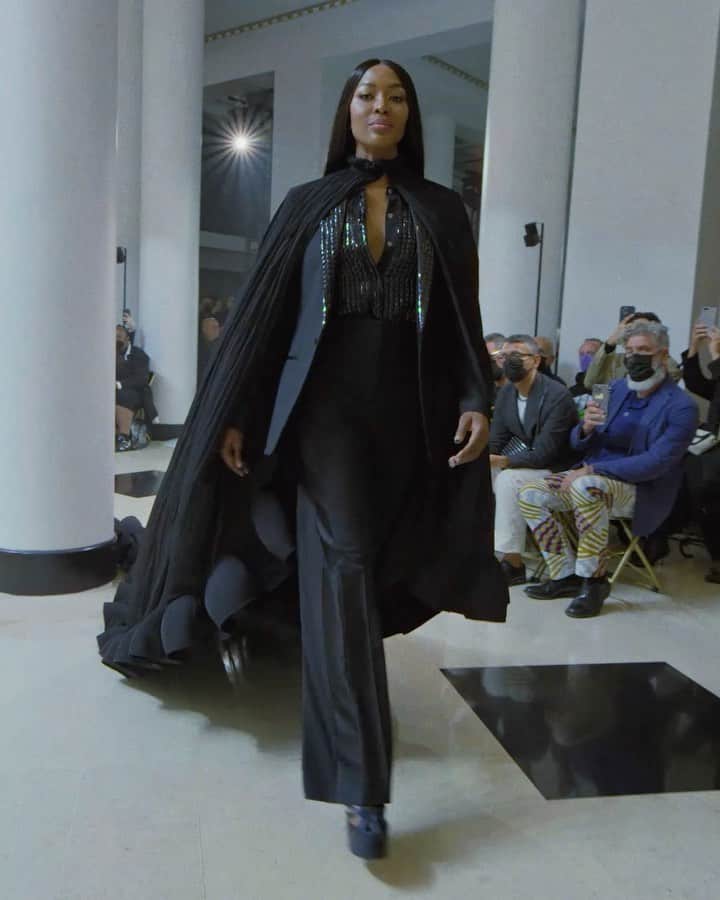 ランバンのインスタグラム：「Mother has arrived in true Royal fashion. Queen @naomi closing the show with her fabulous cape. #LanvinSS22 #PFW #Lanvin」