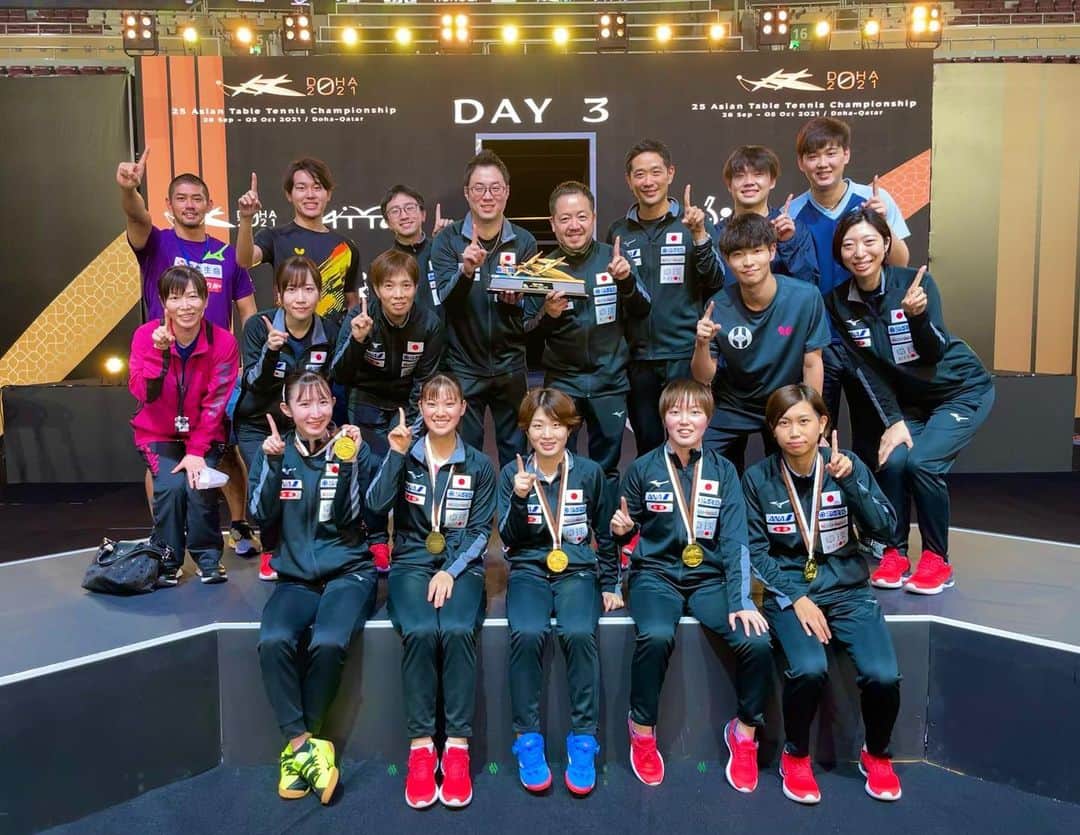 長崎美柚のインスタグラム：「アジア選手権が終わり3週間のカタール滞在を終え日本に帰ってきました🇯🇵 この状況下の中試合ができたことを嬉しく思うと同時に、感謝しています。 またこの期間を通して貴重な経験を沢山することができました。 今後にしっかり繋げていけるように頑張っていきたいと思いました🌱 WTTからカタール時間に合わせて夜遅くまで応援して下さった方々、ありがとうございました😋🌷 現地でサポートして下さった方々、ありがとうございました‼︎ コート内コート外でも色々助けてくれた 安藤さんありがとうございました😆🙌🏻 ・ ひなちゃん5冠おめでとうございます🤩✨ ・ ・ 最後に、カタールは凄く良い国でした😍また行きたいです🇶🇦✨」