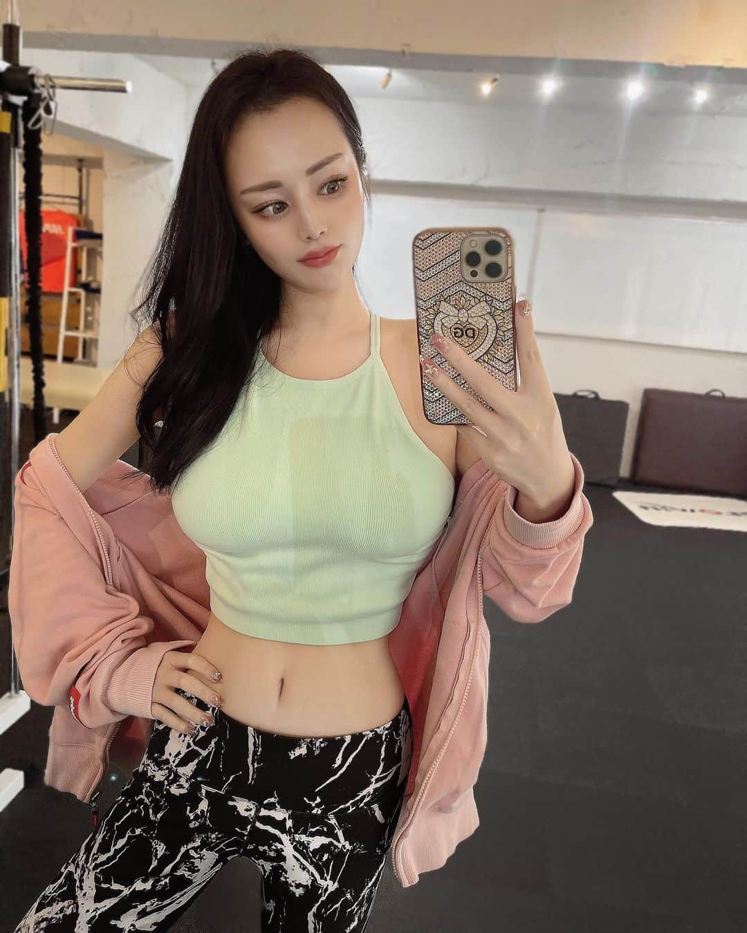 本多胡桃さんのインスタグラム写真 - (本多胡桃Instagram)「@traininglabunepex 🏋️‍♂️❤️‍🔥  本日も @unepex_minami さんに 追い込んでもらったよ🏋️‍♂️🏋️‍♂️🏋️‍♂️❤️‍🔥  可愛い笑顔に癒されるけど メニューはしっかりきつくて 毎度筋肉痛をお持ち帰りしてる🤣  いい汗かいてスッキリして トレーニング後はダイエットモチベかなりあがります❤️‍🔥  来夏に向けてこっそり鍛え始めるのに おすすめの季節だよ🐶 ぜひ500円体験受けてみてね❤️‍🔥  #personaltraining#unepex#workout#daikanyama#diet#トレーニング#筋トレ#筋トレ女子#代官山#パーソナルトレーニング#自重トレーニング#ダイエット」10月7日 21時55分 - kotohonda