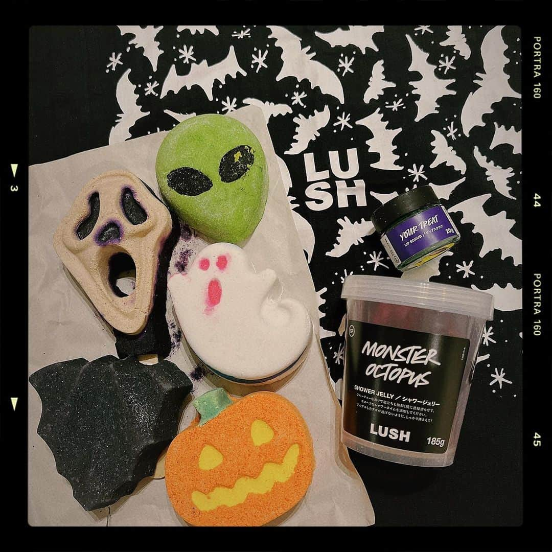 日向すずさんのインスタグラム写真 - (日向すずInstagram)「そうちゃんがHalloweenだいすきボーイなので「LUSHハロウィンスペシャル7点セット」げっとᐡっ·̫ ‹｡ᐡ  お風呂でたくさんあそんだよ〜〜👻‪‪❤︎‬  今日はパンプキンにした🎃☽  見た目もかわいいけど香りも最高すぎた~~~‪‪❤︎‬ LUSHのバスボムって溶けてどんな色になるかわかんないからたのしいよね、だいすき  #LUSH #ラッシュ #不気味なお風呂 #emoコスメ部 #ハロウィン #emomiu #バスボム #バブルバー #シャワージェリー #リップスクラブ #spookybath」10月7日 22時03分 - osuzudashi_