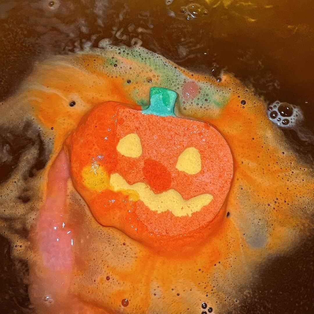 日向すずさんのインスタグラム写真 - (日向すずInstagram)「そうちゃんがHalloweenだいすきボーイなので「LUSHハロウィンスペシャル7点セット」げっとᐡっ·̫ ‹｡ᐡ  お風呂でたくさんあそんだよ〜〜👻‪‪❤︎‬  今日はパンプキンにした🎃☽  見た目もかわいいけど香りも最高すぎた~~~‪‪❤︎‬ LUSHのバスボムって溶けてどんな色になるかわかんないからたのしいよね、だいすき  #LUSH #ラッシュ #不気味なお風呂 #emoコスメ部 #ハロウィン #emomiu #バスボム #バブルバー #シャワージェリー #リップスクラブ #spookybath」10月7日 22時03分 - osuzudashi_