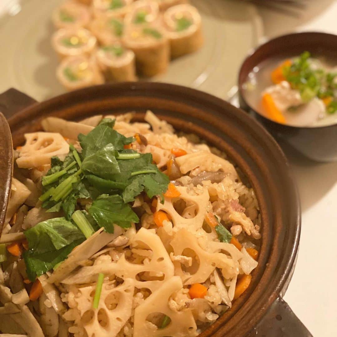 前田ゆかのインスタグラム：「#おうちごはん この季節になると食べたくなる 炊き込みご飯。  具沢山の根菜を入れた五目ごはんに、 けんちん汁にも根菜でこちらも 具沢山。 それに鶏肉の信田巻。 (明日のお弁当も考えながらお弁当にもちょうどいいサイズ感)  食後には 秋の味覚 梨！ この梨大きいでしょう〜〜  梨といえばワタシにとって子供の時から食べている荒尾梨(熊本)なんです。  完熟してるから実が甘くて柔らかくみずみずしくてフルーティーなんです。実家の母が送ってくれました。  秋は食欲が増える、食べたい欲が増しますね🙆‍♀️  #ばんごはんきろく  #おうちご飯 #あらおなし #梨 #荒尾ジャンボ梨 #kumamoto  #maeyukareshipi」