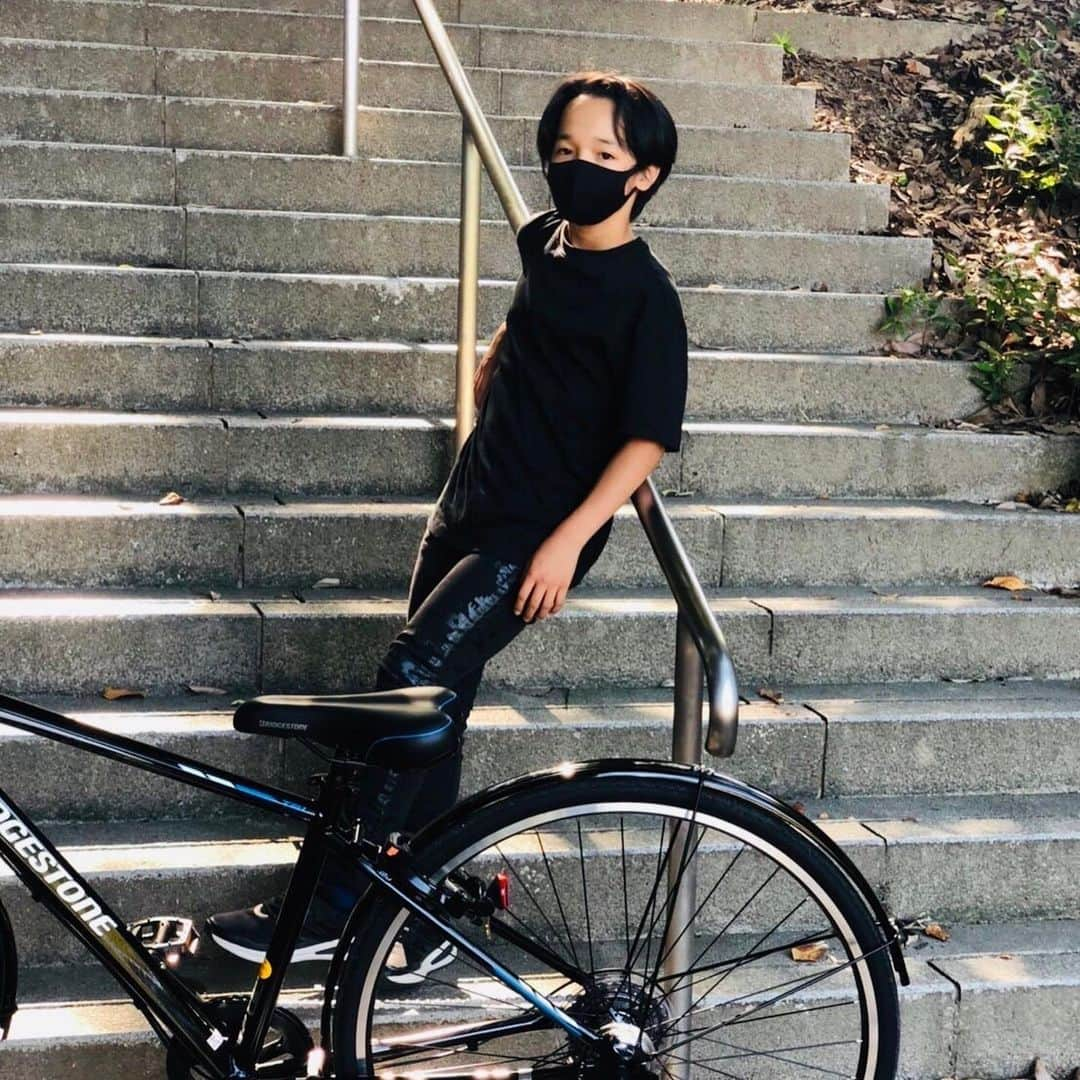 山口太幹さんのインスタグラム写真 - (山口太幹Instagram)「新しく、自転車買ってもらったよ\(//∇//)\  ずっと欲しかったんだー❣️  黒でかっこいいから、どこかに行くのが楽しくなるな😊  #山口太幹 #taikiyamaguchi #taikiumipro #子役 #小学生男子 #6年生男子 #歴史好き #謎解き好き #ビートボックス #バレーボール男子 #海汐プロダクション所属 #アービング所属 #自転車 #欲しかったもの #新しいもの #bicycle #黒コーデ #小学生コーデ」10月7日 22時38分 - taiki_umipro