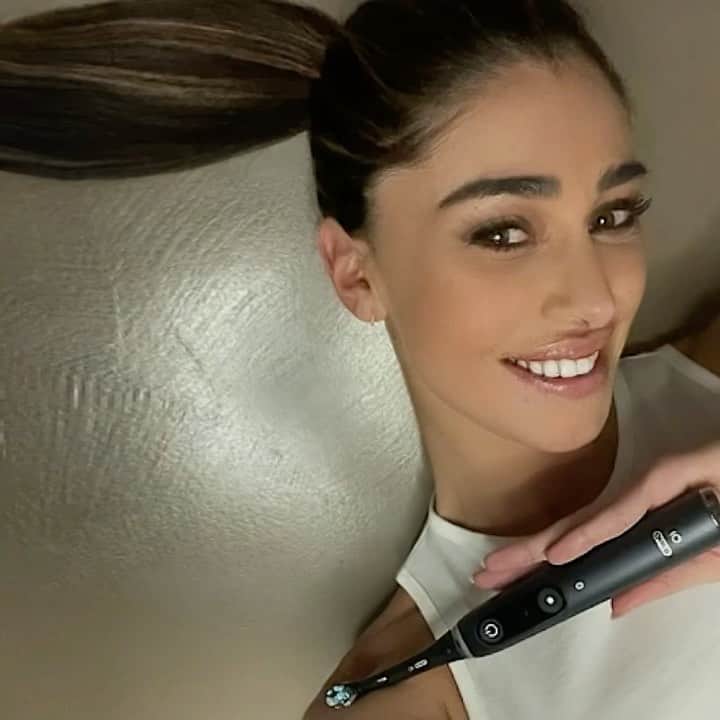 ベレン・ロドリゲスのインスタグラム：「È in atto la missione OralB GoElectric! Così @therealhunzigram mi ha teletrasportata nel segretissimo OralBuilding in cui affronterò delle prove pazzesche…  #MissioneGoElectric @oralb_italia #GoElectric #adv」