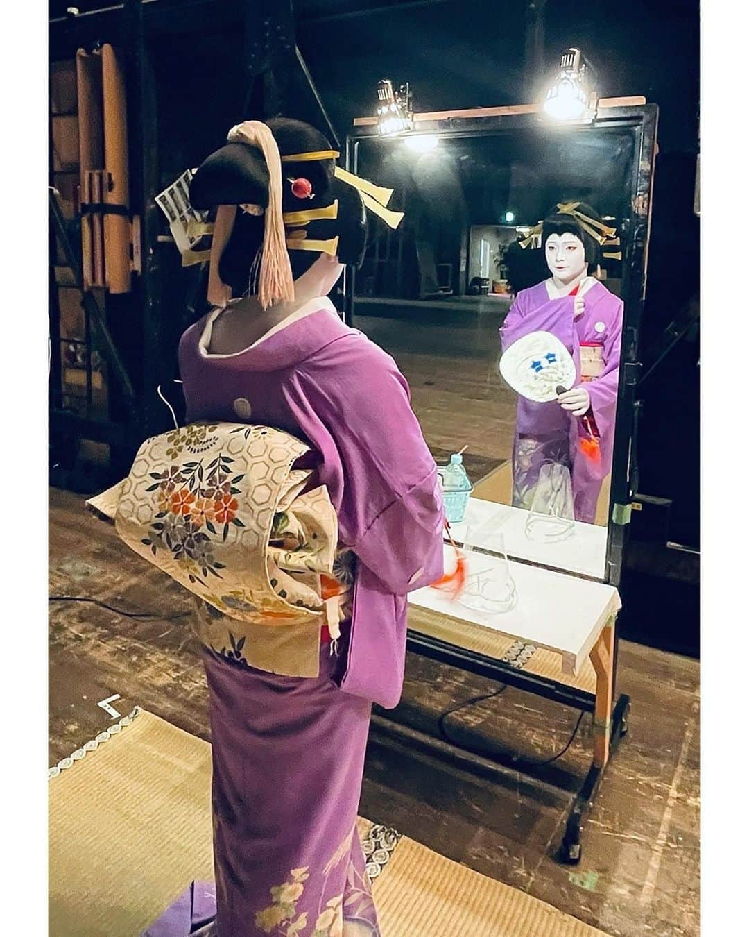 中村莟玉さんのインスタグラム写真 - (中村莟玉Instagram)「・ 「伊勢音頭恋寝刃」油屋・お岸  万次郎さんふわふわどっかいっちゃって心配だし、貢さんに万次郎さんのことでいろいろ迷惑かけちゃうし お紺姉さんと貢さんなんだか不穏だし 阿波のお客さんたちのお席あんまり出たくないし……  はぁーあ  油屋でのお岸はそんな感じです。 縁切り、聞きすぎても、聞かなすぎても良くないので、塩梅がなかなか難しいです。  今年の出演も東京での公演は今月が最後です。 1年本当に早いなぁ😧  明日は休演日！  #国立劇場 #通し狂言 #伊勢音頭恋寝刃 #油屋 #お岸 #中村莟玉  #国立劇場 #55割 #っていうのがあるんだって #秋の午後割 #みてみてね」10月7日 23時19分 - kangyoku.maruru_official