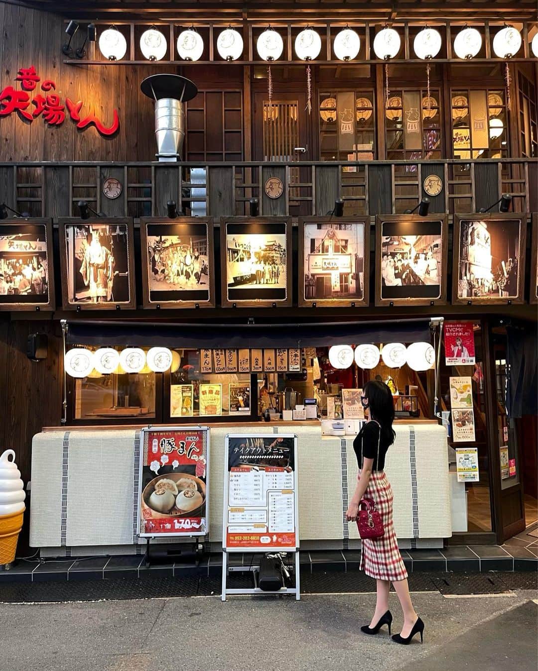 Manaさんのインスタグラム写真 - (ManaInstagram)「⛩🇯🇵❤️ 名古屋の大須商店街を食べ歩き🐾 こんばんは！ . 皆さん、地震の影響は大丈夫でしたか…？ ご連絡くださったお優しいフォロワーさんが🥺わたしは愛知県にいるので無事です。 関東圏の方、くれぐれもお気をつけてください ・ ・ ・ ・ ・ ・ チートデイで久しぶりに食べ歩きしました♪ 名古屋の味噌おでんはやっぱり最高💕 . コロッケさんのコロッケ屋さんや 有名なたこ焼き屋さんもきていました🐶 . . コーデは大須に合わせて赤♥️リップも💋 . . . 今日も一日お疲れ様でした…✨ . . . . #大須食べ歩き #大須カフェ #大須グルメ #大須 #大須商店街 #食べ歩き #矢場とん #味噌カツ #味噌おでん #たこ本舗 #たこ焼き #コロッケ #ころっ家 #赤コーデ #秋コーデ #チェックスカート #チェックコーデ」10月7日 23時33分 - mana.tcy