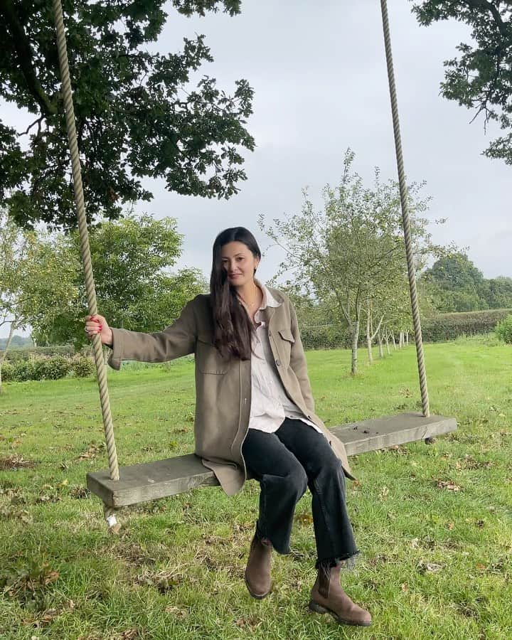 のインスタグラム：「Swinging through autumn. 🍂」