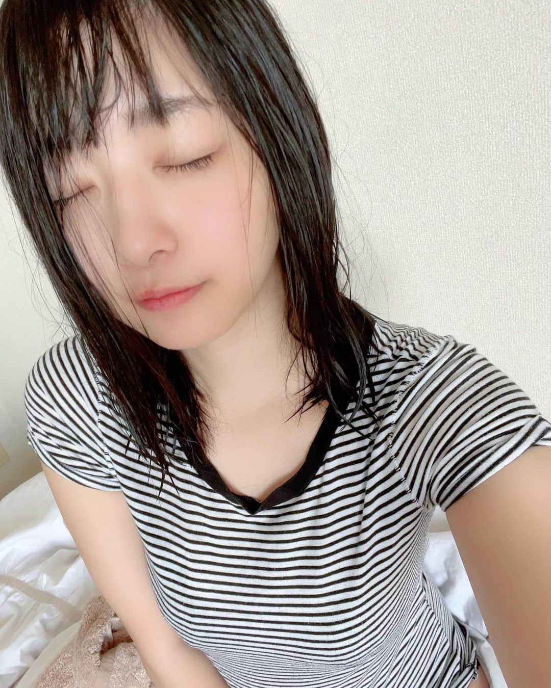 我妻ゆりかさんのインスタグラム写真 - (我妻ゆりかInstagram)「朝風呂しちゃった♨️贅沢!! 髪の毛乾かしてー!!  因みに今日は渋谷109地下1回ババババンビポップアップSHOPに12時から16時までおるよ〜🐕  #グラビア#アイドル #モデル #撮影会モデル」10月8日 9時20分 - wagatsuma_yurika