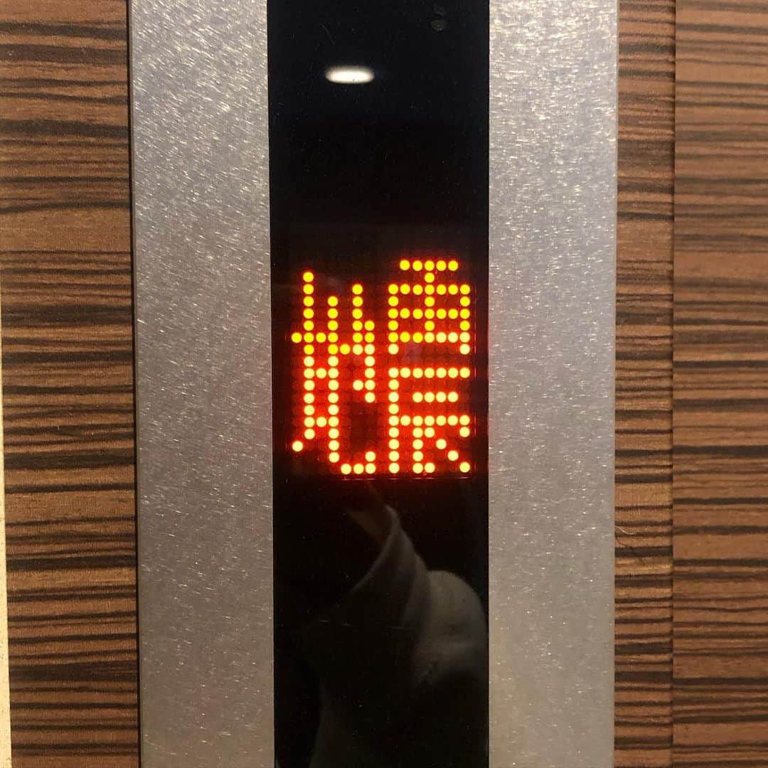 ゆき（メカドル）のインスタグラム：「＊ マンションの エレベーター使えなくて 朝から疲れた😇 みんなDMありがとう♡⃛ 私はなんともない、元気！ 仕事にきてます、、 さて、車検でもやるか...」