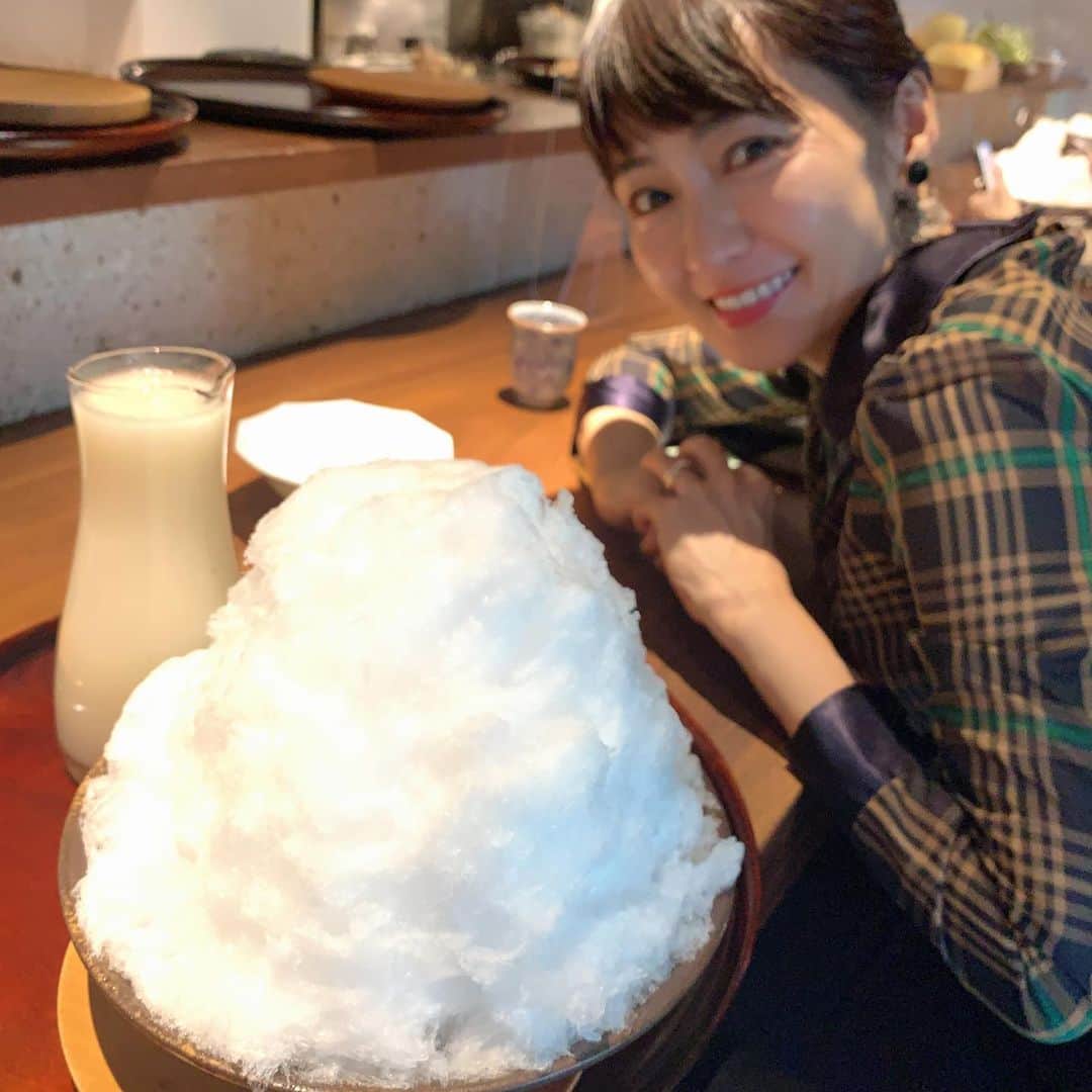 のインスタグラム：「きゃーー でっかい  #新神戸 にある  #但 #tan  こちらのスイーツ 13時半から予約してくれて  その前に #emacurry  に付き合ってもらって それは→@ada.curry 見てね  異人館あたりを歩くこと 30分 汗を吹き出し 最高潮にかき氷が美味い状態に。  #梨のかき氷 と #シャインマスカットのかき氷   を。  他に 桃、巨峰もあり悩んだぁ。  えっ、これ1人前？  で、でかい。  最高のフルーツをたっぷりミキシングして シロップを作ってくれます。  梨がうまい！  梨すりおろし感満載シャーベットって感じ🥰  ま、色は映えないw  シャインマスカットは 皮部分の舌触りが気になるかなぁ。  2人でシェアしながら なんせわぁわぁいいました。  で余ったシロップは牛乳で割ってくれます。  わ、#ミルクセーキ  あっまーーーい。  お次は、、、  #神戸スイーツ #予約困難店 #かき氷 #カキ氷　🍧 #アラフィフ#美魔女#女子会　？#マダム会 #美食会」