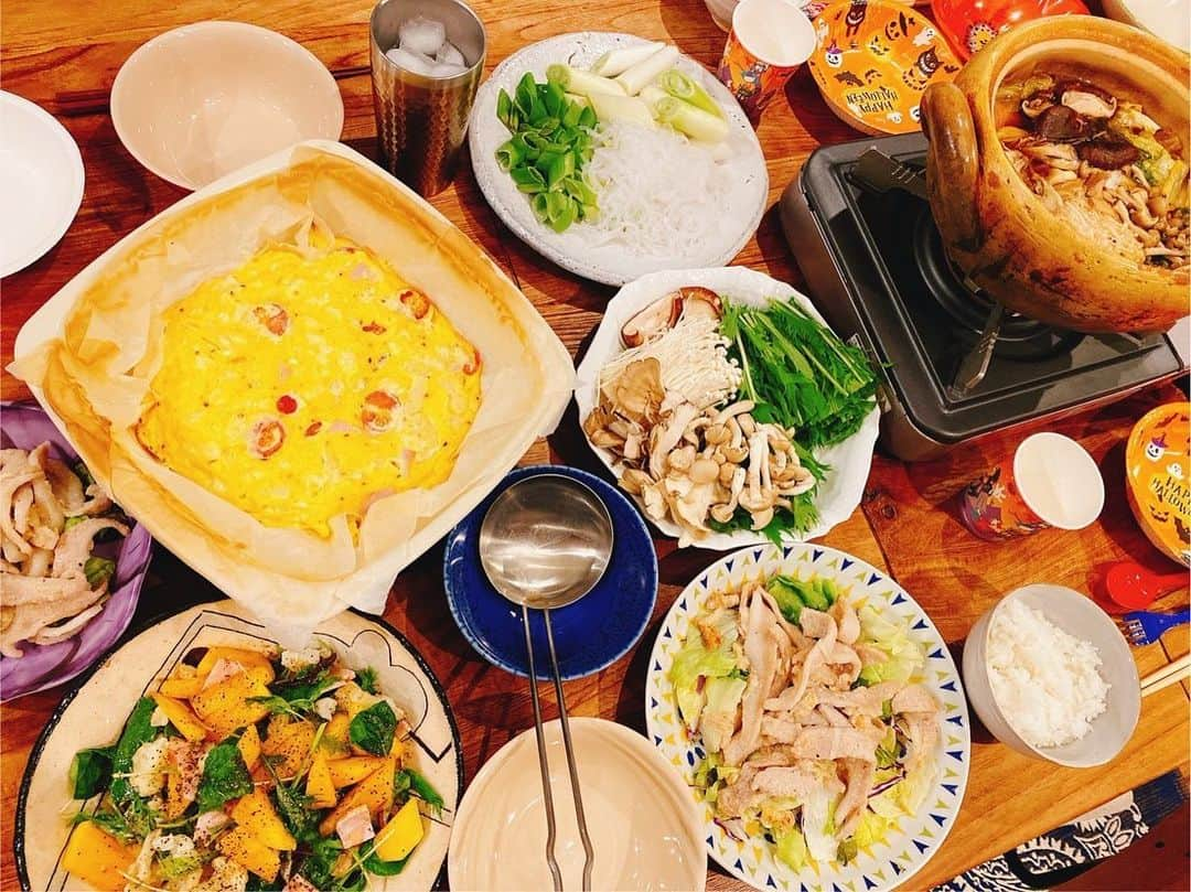 スザンヌさんのインスタグラム写真 - (スザンヌInstagram)「息子習い事あとの夜ご飯🍲  きのこ鍋で身体ポカポカ免疫力高めたいな🍄 柿とルッコラのサラダ🥗 スパニッシュオムレツ←いつもの 豚トロネギ炒めな #スザ飯   食後のアイス🍨は #パルムピスタチオ 💚 うんまぁ🤤  わたしは身体動かしてないのに、 食欲だけはとまらない😂 秋ってたいへん！🌰」10月8日 9時26分 - suzanneeee1028