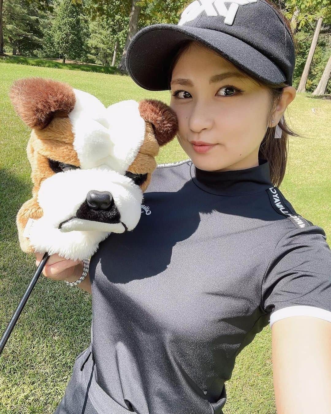 のインスタグラム：「わんっ🐶 ヘッドカバーはブルドッグ💕 2枚目は顔真似。笑  現在名前は「いぬ」なので、 可愛い名前募集中です。  「ドライバー何使っていますか？」と よく質問いただきますのでお答えします。 @taylormadegolf のSIMGLOIREを使用しているよ🏌️‍♀️✨ . #まいごるふ#ゴルフ#ゴルフ女子#ゴルフスイング#ゴルフウェア#ゴルフコーデ#maigolf#golf#golfswing#golfwear#TaylorMade#TaylorMadegolf#simgloire#골프#골프스윙#골프중독#골프웨어」