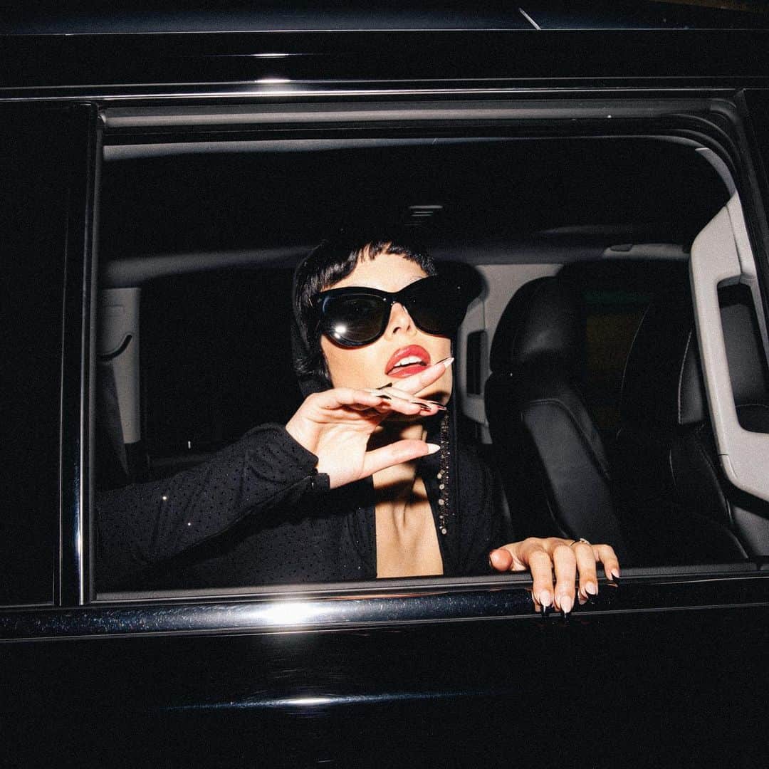 Halseyのインスタグラム：「everybody knows something I don’t wanna know…   📷: @samdameshek  styled by thee @luxurylaw hair crafted by @themartyharper  Makeup by yours truly @aboutfacebeauty Attitude by New York」