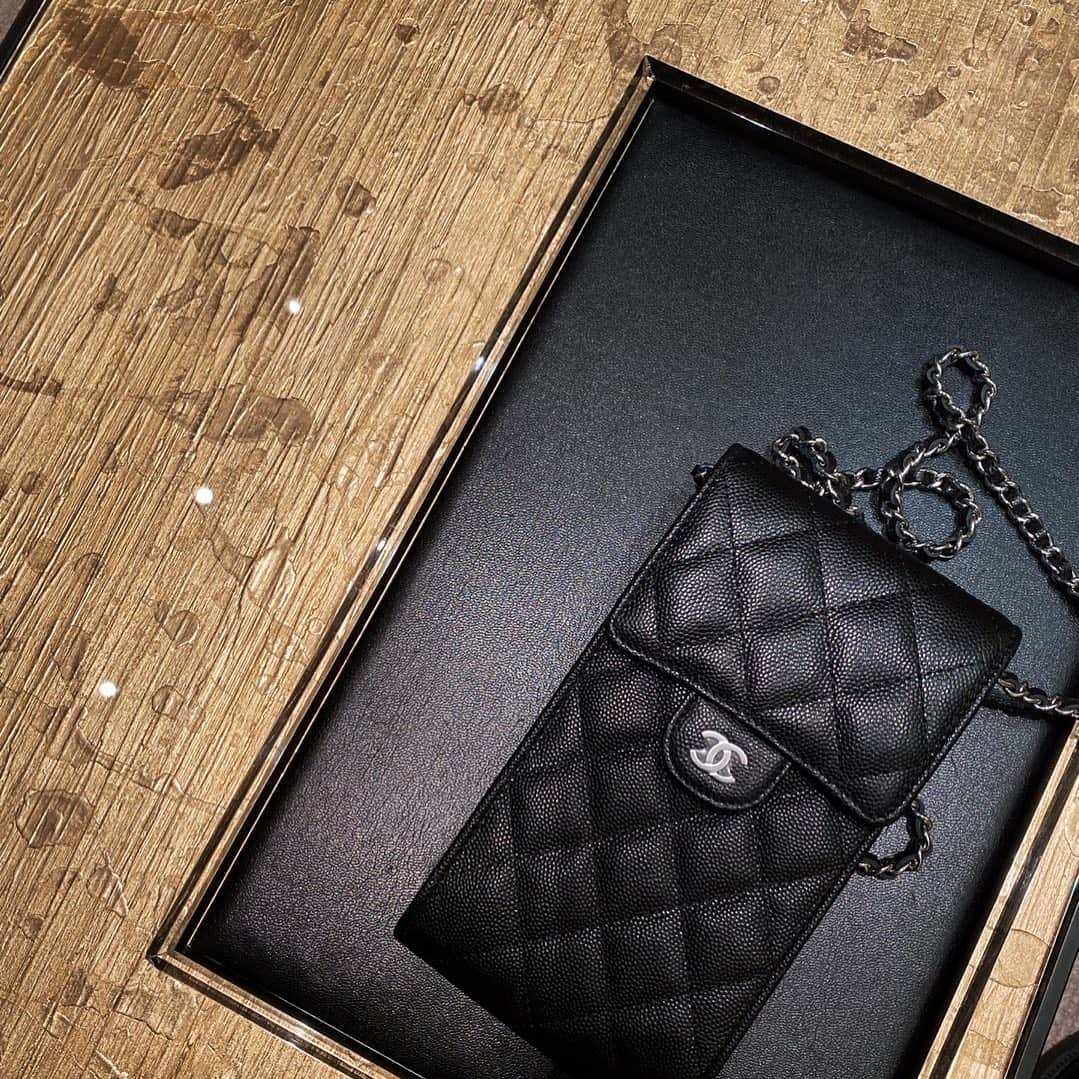 urakoのインスタグラム：「. 🖤🤍 . 基本荷物多いけど ドラえもんですか？って言われるんだけど😂 よく考えたら 最近はほとんど子供達の荷物で 自分のものは スマホとお財布とカギだけだった🙄 . . ミニマムになりたいけど 子供の荷物減ってきたら また自分の荷物増えるんやろなー🙄 でも小さいBAGがスキ🖤 . . #カギは入らないけども #カギは子供の荷物の方へ #エコバッグとかも #結局子供の荷物の方に色々入れてる😅 #ミニマムとは程遠い」