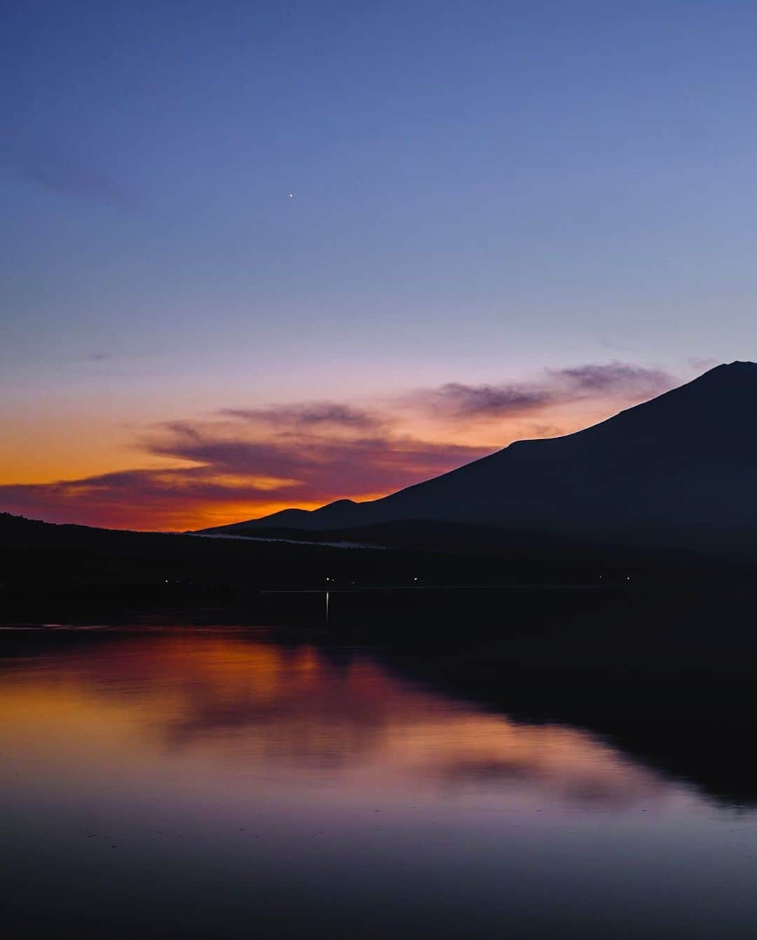 SHOCK EYEさんのインスタグラム写真 - (SHOCK EYEInstagram)「本日の富士山撮影の練習の為に先日1人山中湖へ。  そしたら奇跡的な写真が撮れた✨✨✨  写真を撮っていたら、僕の方へ優雅に近づいてくる影が、、、  是非、２枚目以降見てみて！ こんな瞬間初めて。  まじ感動😭✨  神秘的な時間でした。  是非、明けて今日、明日のインスタライブも是非楽しみにしていてね＾＾  ご利益のある配信できるよう、、、 頑張ります💪✨  #富士山 #山中湖 #霊峰 #白鳥 #ご挨拶 #fujisan #fujiyama #mtfuji #swan #yamanakako」10月8日 1時54分 - shockeye_official