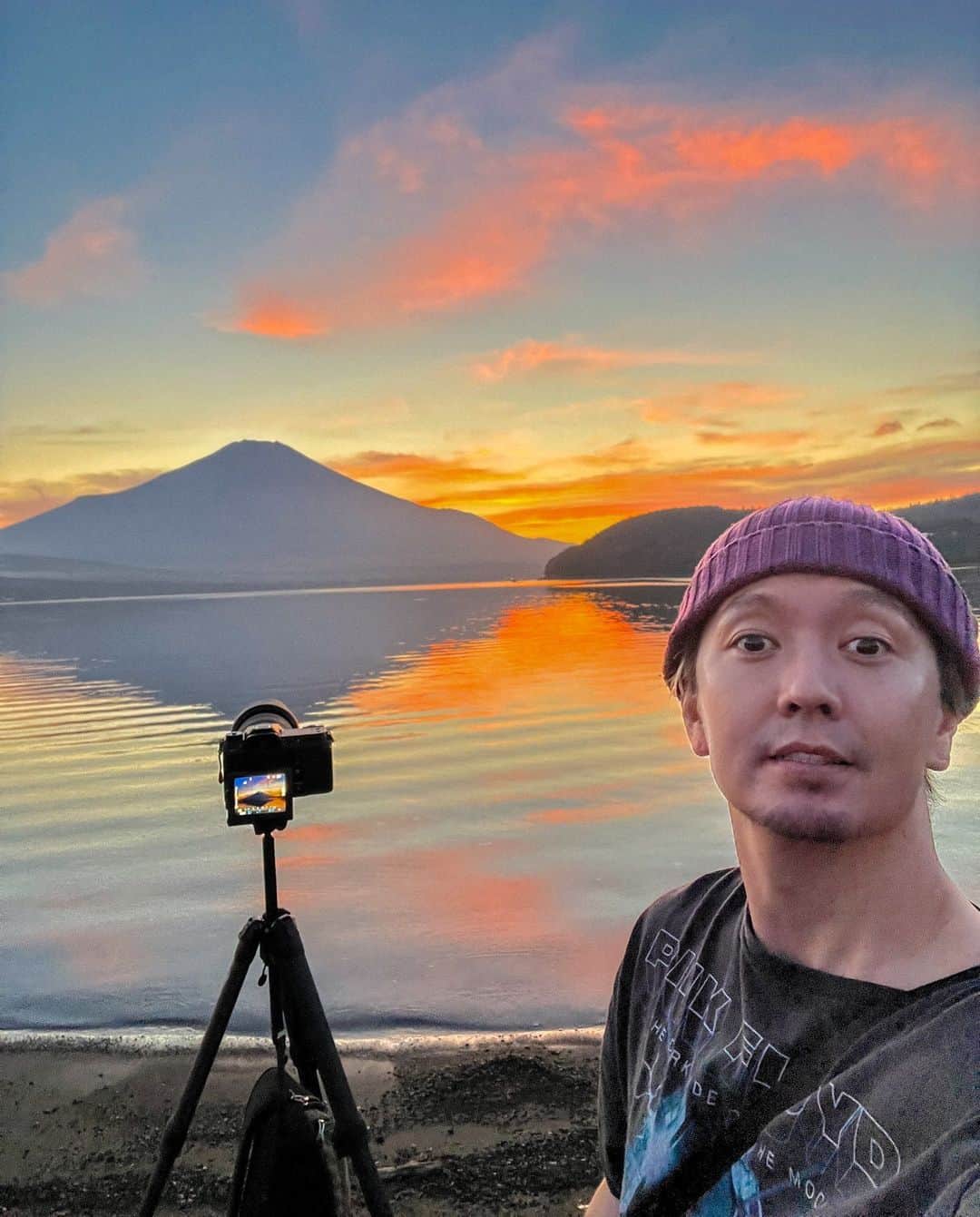 SHOCK EYEさんのインスタグラム写真 - (SHOCK EYEInstagram)「本日の富士山撮影の練習の為に先日1人山中湖へ。  そしたら奇跡的な写真が撮れた✨✨✨  写真を撮っていたら、僕の方へ優雅に近づいてくる影が、、、  是非、２枚目以降見てみて！ こんな瞬間初めて。  まじ感動😭✨  神秘的な時間でした。  是非、明けて今日、明日のインスタライブも是非楽しみにしていてね＾＾  ご利益のある配信できるよう、、、 頑張ります💪✨  #富士山 #山中湖 #霊峰 #白鳥 #ご挨拶 #fujisan #fujiyama #mtfuji #swan #yamanakako」10月8日 1時54分 - shockeye_official