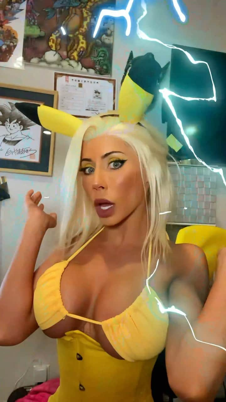 マディソン・アイビーのインスタグラム：「Powering up for Halloween ⚡️⚡️⚡️ Oh, and there’s a better version if you hit the link in my bio, you know what to do 😈🤫  #pikachu #pika #cosplay #pikapika #pikachu⚡ #halloween #cosplaygirl #dressupdaily #pokemongo #pokémon #pokemonlover」