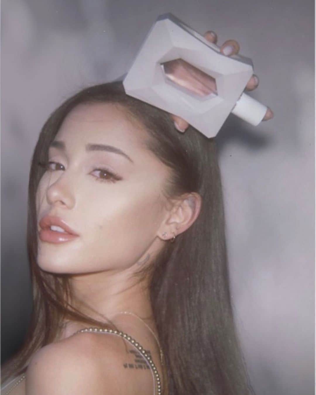 アリアナ・グランデのインスタグラム：「‘giaw’ now available in europe & canada 🧚🏼‍♂️ @douglas_cosmetics @bootsuk  @nocibe_france @shoppersdrugmart @ultabeauty」