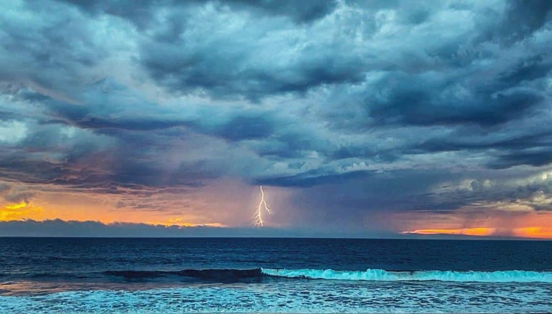 ネイサン・アンダーソンのインスタグラム：「Mother Nature put on a show the other night. Beautiful sunset while lightening danced across the Pacific.  📸*Low quality screen grab from my phone.」