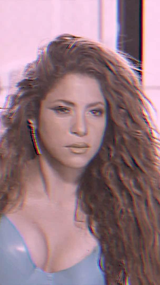 シャキーラのインスタグラム：「Take a ‘90s style peek behind the scenes at my @cosmopolitan cover shoot… - - - 🎥 @imxavimenos」