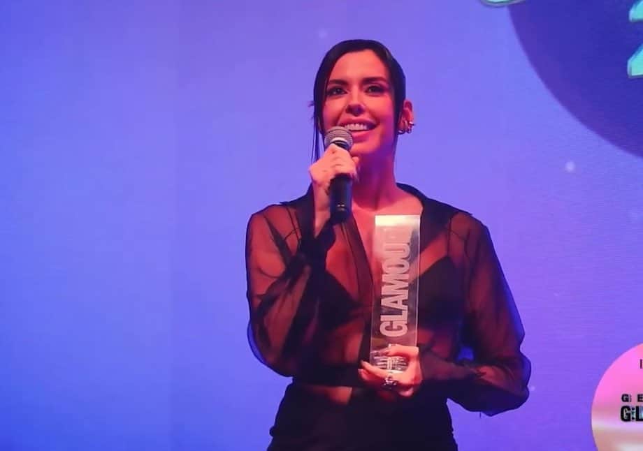 Garotas Estupidasのインスタグラム：「Um grande presente ter ganho o prêmio Empreendedora do Ano da @glamourbrasil 💫 Sempre fico nervosa na hora de fazer esses discursos, porque na minha cabeça tenho tanto pra falar que é difícil demais sintetizar em alguns minutos. Esse ano o @garotasestupidas comemora 15 anos…e @gebeauty 1 aninho. Uma filha adolescente e outro neném - os dois me dão tanto orgulho!  Nessa longa jornada de empreender e trilhar caminhos desconhecidos, já perdi as contas de quantas vezes fui questionada sobre as minhas escolhas (“esse negócio aí de blog…sei lá”). Mas p/ minha sorte, sempre pude contar com pessoas especiais que não me deixavam acreditar na minha névoa de insegurança e me incentivavam a seguir em frente! Isso faz toda a diferença. 💪🏻❤️  Gostaria de agradecer a todos que fazem esse papel na minha vida diariamente (vcs sabem quem são!) e também sugerir que você que está lendo seja essa pessoa para alguém: incentivem, elogiem, empoderem e celebrem as conquistas de mulheres, essa atitude tem o poder de mudar o mundo!」