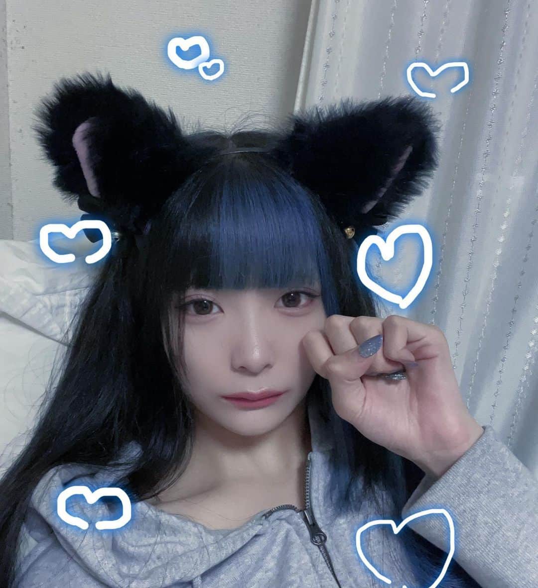 パン・ルナリーフィのインスタグラム：「いねこ #ho6la #idol #アイドル #ねこ #青髪 #黒髪ロング #bluehair #ピアス #ぴえん #jk #人間 #instalike #いいね」