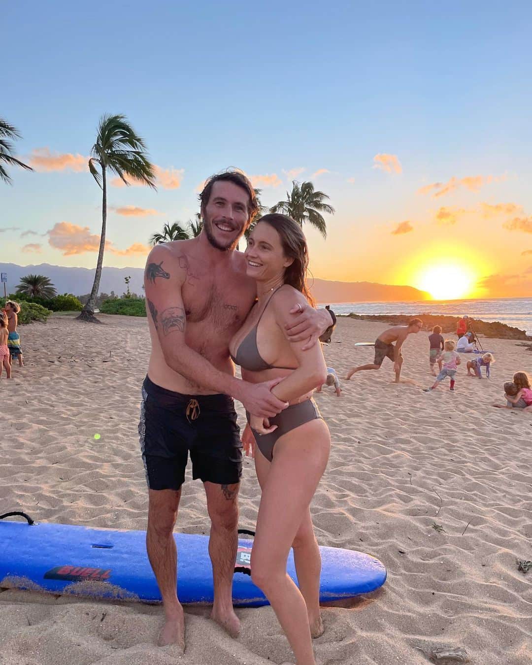 アラナ・ブランチャードのインスタグラム：「Got to sneak out together while Koda slept on the beach with our friend and banks was busy playing with all his friends. I almost drowned because we where laughing so hard. Ps Jack is still alive that board didn’t hit him🤣」