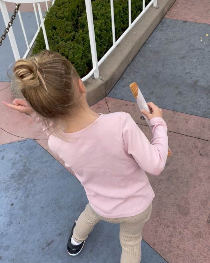 ストーミ・ヘンレイのインスタグラム：「It’s a small world is still a banger lol at least in Gravity’s world😂」
