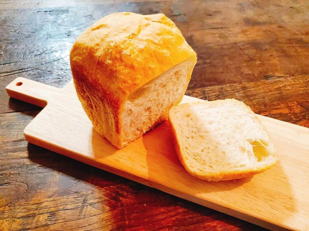 小沢真珠さんのインスタグラム写真 - (小沢真珠Instagram)「ホームベーカリーの予約機能を使って起きたら焼きたてのパンが食べられる幸せ。ついつい娘達の手も伸びますw（手前が姉✋奥が妹✋）  #焼きたてパン #食パン #ホームベーカリー  #フランスパンコース #パンスタグラム #パン好き #手作りパン #おうちパン #パン作り #朝食 #朝ごはん #朝ごパン #お家時間」10月8日 7時02分 - maju_ozawa