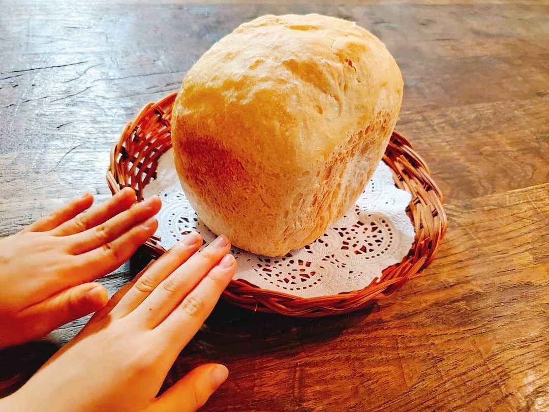 小沢真珠さんのインスタグラム写真 - (小沢真珠Instagram)「ホームベーカリーの予約機能を使って起きたら焼きたてのパンが食べられる幸せ。ついつい娘達の手も伸びますw（手前が姉✋奥が妹✋）  #焼きたてパン #食パン #ホームベーカリー  #フランスパンコース #パンスタグラム #パン好き #手作りパン #おうちパン #パン作り #朝食 #朝ごはん #朝ごパン #お家時間」10月8日 7時02分 - maju_ozawa